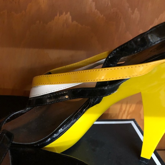 9 1/2 Santana Heels - Picture 4 of 6